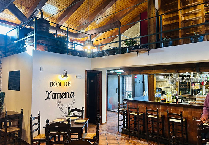 Sala interior de Don De Ximena Gastrobar en San Mamés